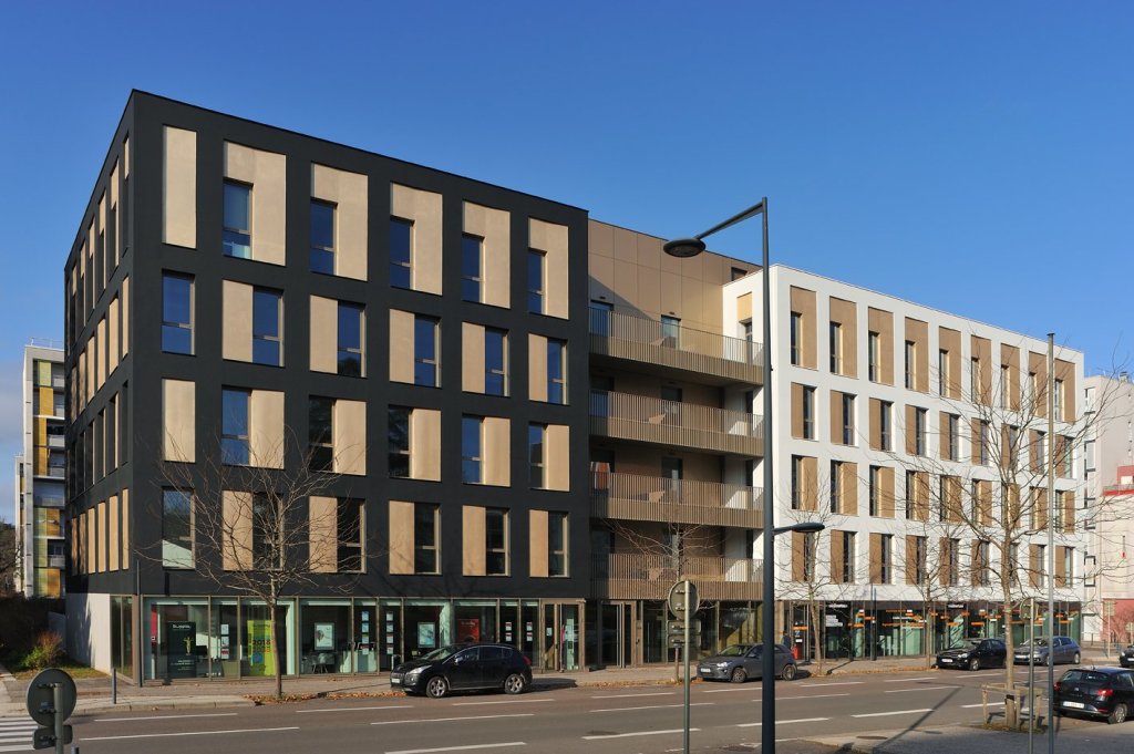 BUREAU A LOUER - MACON - 3266 m2 divisibles  partir de 112 m2 - 46268€ HC et HT par mois