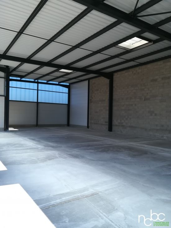 LOCAL D ACTIVITE A LOUER - POUILLEY LES VIGNES - 418 m2 divisibles  partir de 104 m2 - 3200€ HC et HT par mois