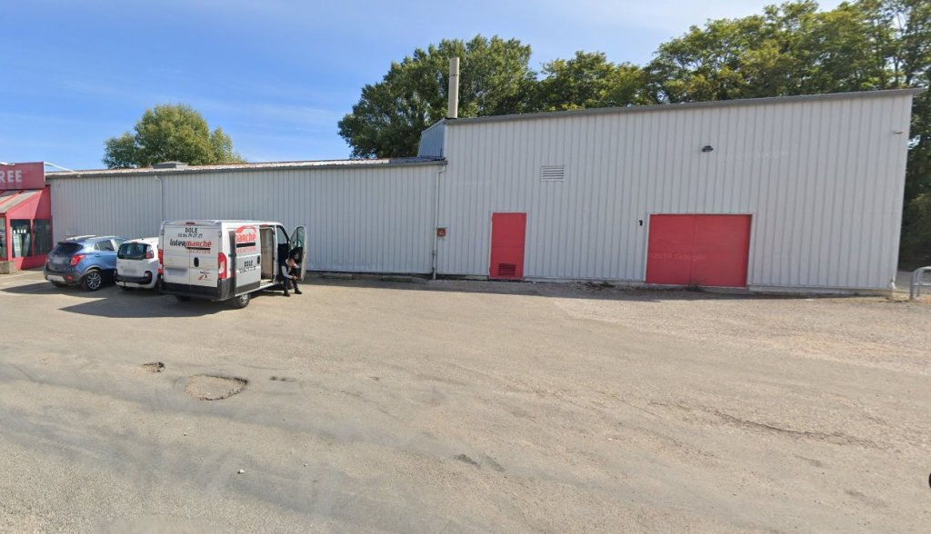 LOCAL COMMERCIAL A LOUER - DOLE - 1800 m2 divisibles  partir de 600 m2 - 15000€ HC et HT par mois
