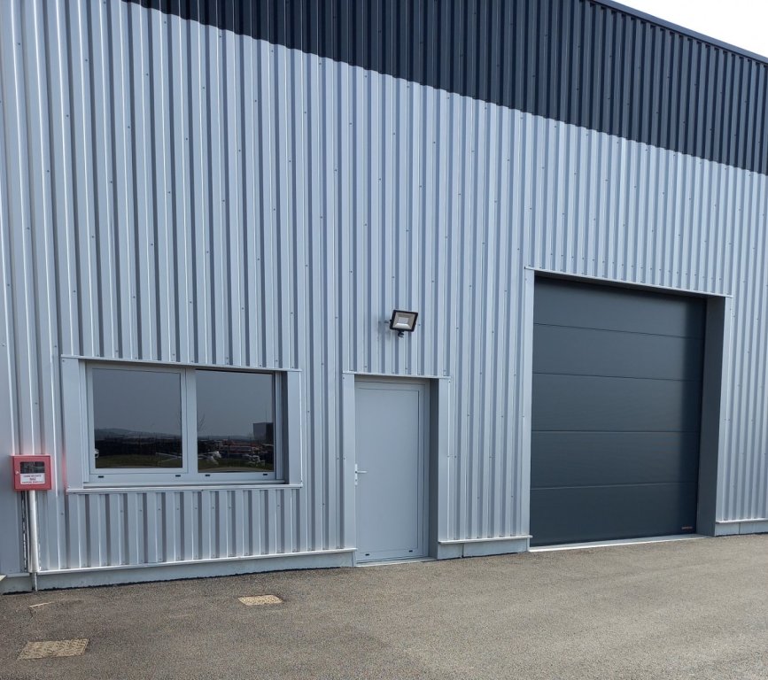 LOCAL D ACTIVITE A LOUER - PONTARLIER - 350 m2 divisibles � partir de 150 m2 - 2�625�&euro; HC et HT par mois