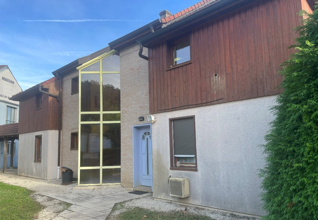 BUREAUX A LOUER - MISEREY SALINES - 231.3 m2 - 2�200�&euro; HC et HT par mois