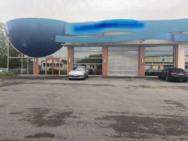 LOCAL D ACTIVITE A LOUER - VARENNES LES MACON - 733 m2 - 5�803�&euro; HC et HT par mois