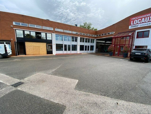 LOCAL D ACTIVITE A LOUER - CHARNAY LES MACON - 1680 m2 - 12000€ HC et HT par mois