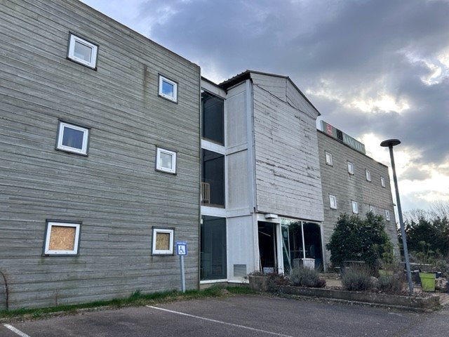 ENSEMBLE IMMOBILIER A VENDRE - CHAMPFORGEUIL - 7018 m2 divisibles  partir de 3919 m2 - 237,62€ /m<sup>2</sup>