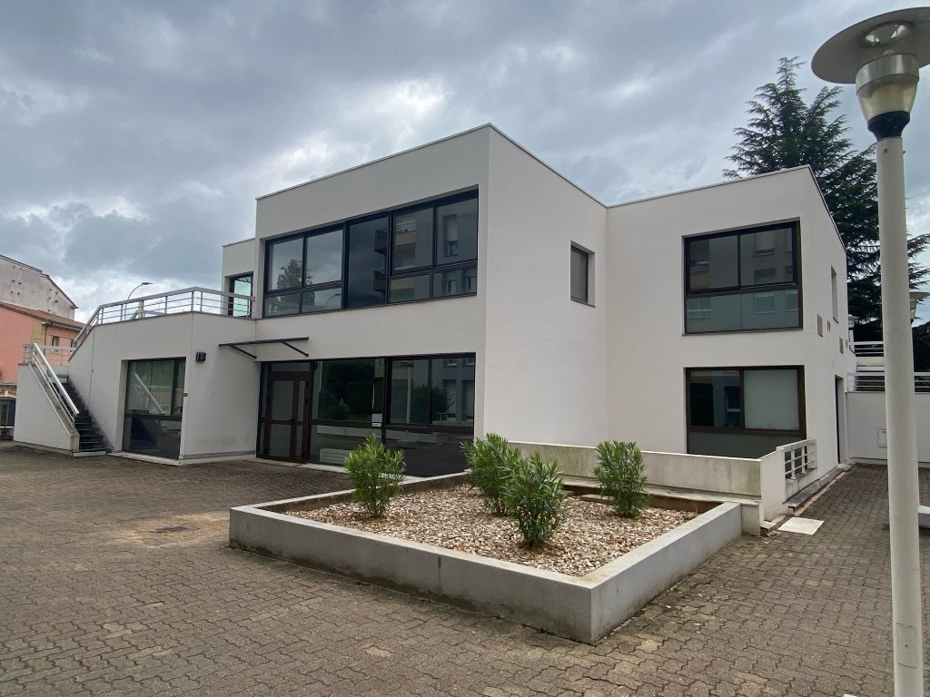 ENSEMBLE IMMOBILIER A USAGE DE BUREAUX A VENDRE - MACON - 595 m2 - 730000€ 