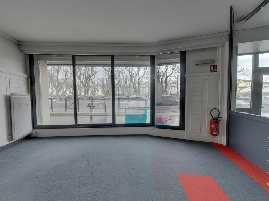 LOCAL COMMERCIAL A LOUER - MACON - 320 m2 - 3840€ HC et HT par mois