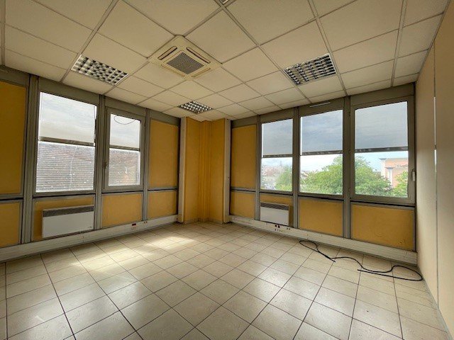 BUREAU A VENDRE - MONTCEAU LES MINES - 565 m2 divisibles  partir de 260 m2 - 650€ /m<sup>2</sup>