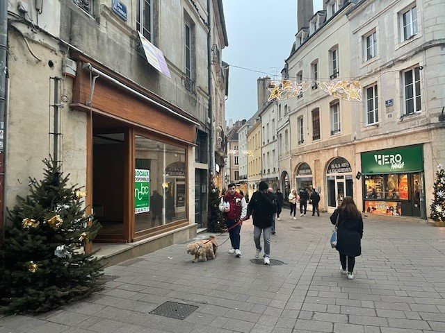 LOCAL COMMERCIAL A LOUER - CHALON SUR SAONE - 99 m2 - 900�&euro; HC et HT par mois