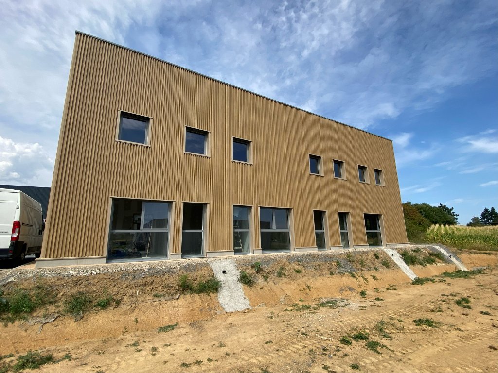 LOCAL D ACTIVITE A LOUER - CHARNAY LES MACON - 435 m2 - 6�000�&euro; HC et HT par mois