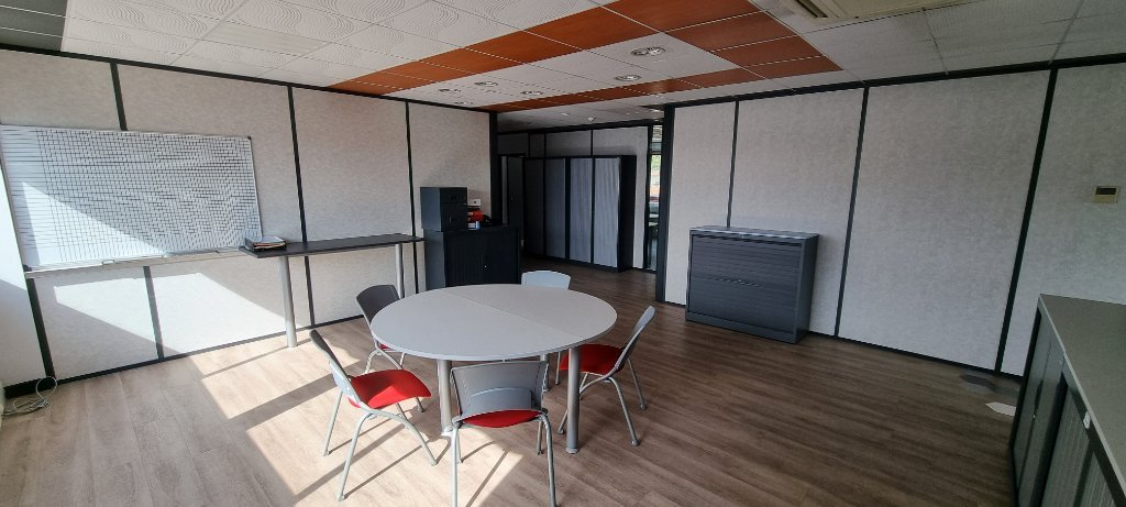 BUREAU A LOUER - BRIGNAIS - 301 m2 divisibles � partir de 81 m2 - 3�608�&euro; HC et HT par mois