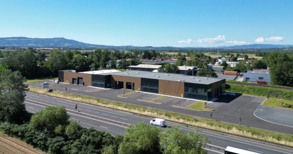 LOCAL D ACTIVITE A LOUER - AMBERIEUX - 1827 m2 divisibles � partir de 871 m2 - 15�000�&euro; HC et HT par mois