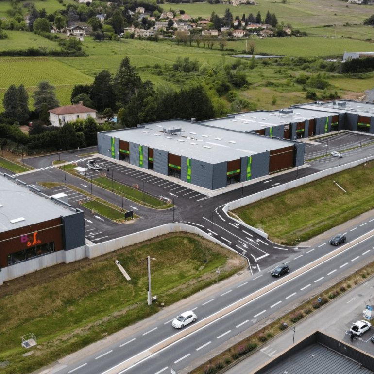 LOCAUX COMMERCIAUX / SHOWROOM A LOUER - ANSE - 1147 m2 - 11500€ HC et HT par mois