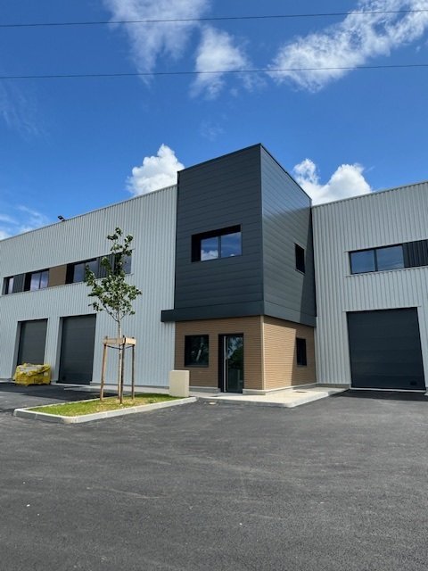 PARC D ACTIVITE DES PLANCHETTES LOT C7 A LOUER - LA TOUR DE SALVAGNY - 246 m2 - 2709€ HC et HT par mois