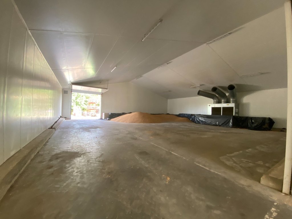 LOCAL D ACTIVITE A LOUER - L ABERGEMENT DE CUISERY - 2608 m2 divisibles � partir de 400 m2 - 9�809�&euro; HC et HT par mois