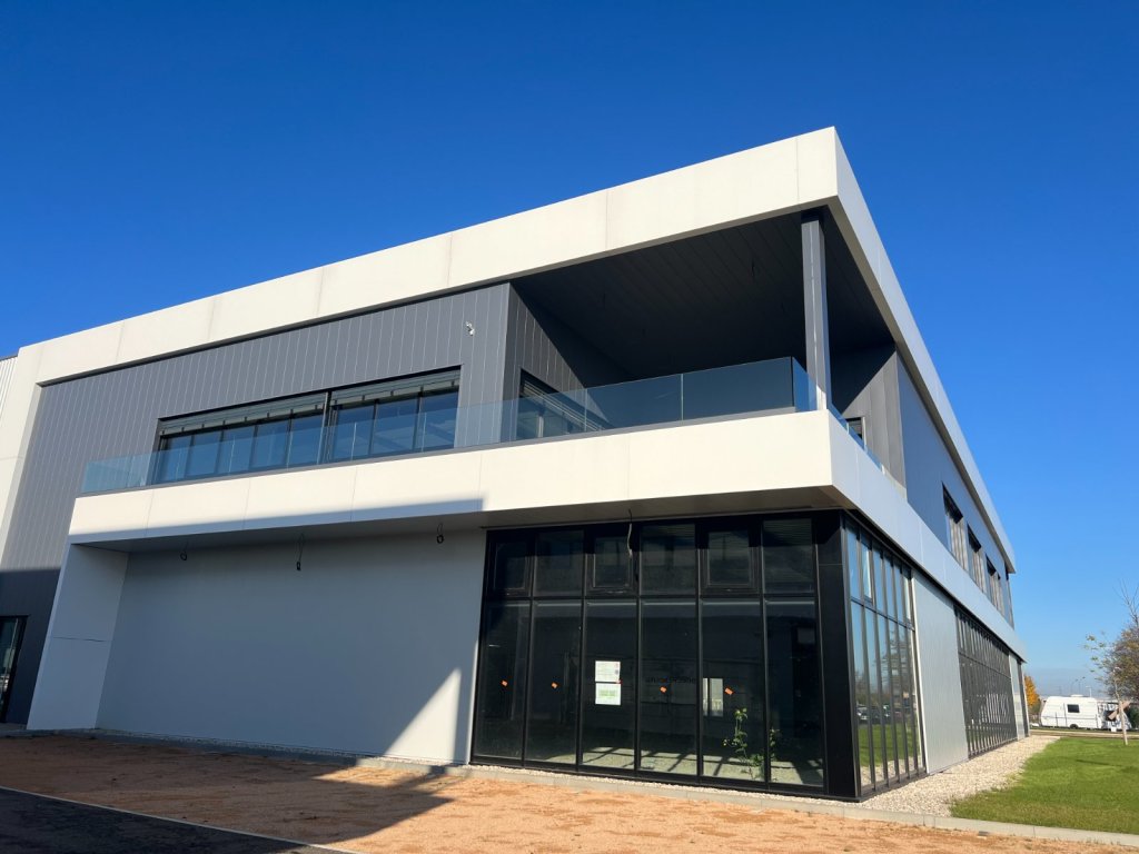 BTIMENT MIXTE EN FACADE A LOUER - ARNAS - 1950 m2 divisibles  partir de 400 m2 - 15000€ HC et HT par mois