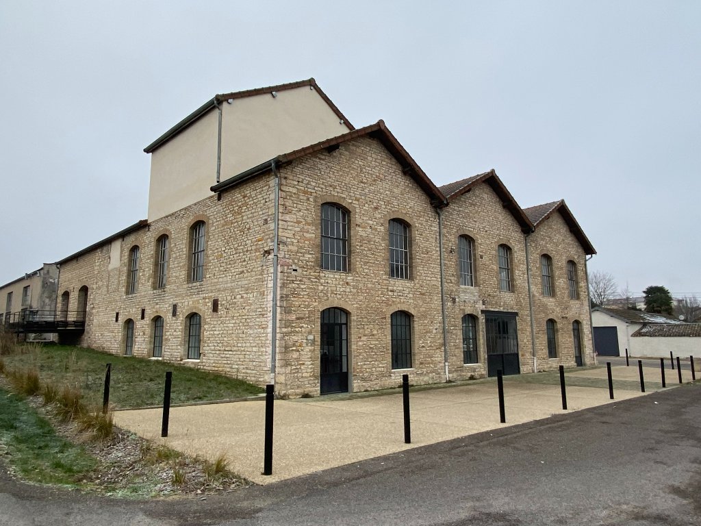 LOCAL D ACTIVITE A LOUER - TOURNUS - 585.88 m2 - 3�000�&euro; HC et HT par mois