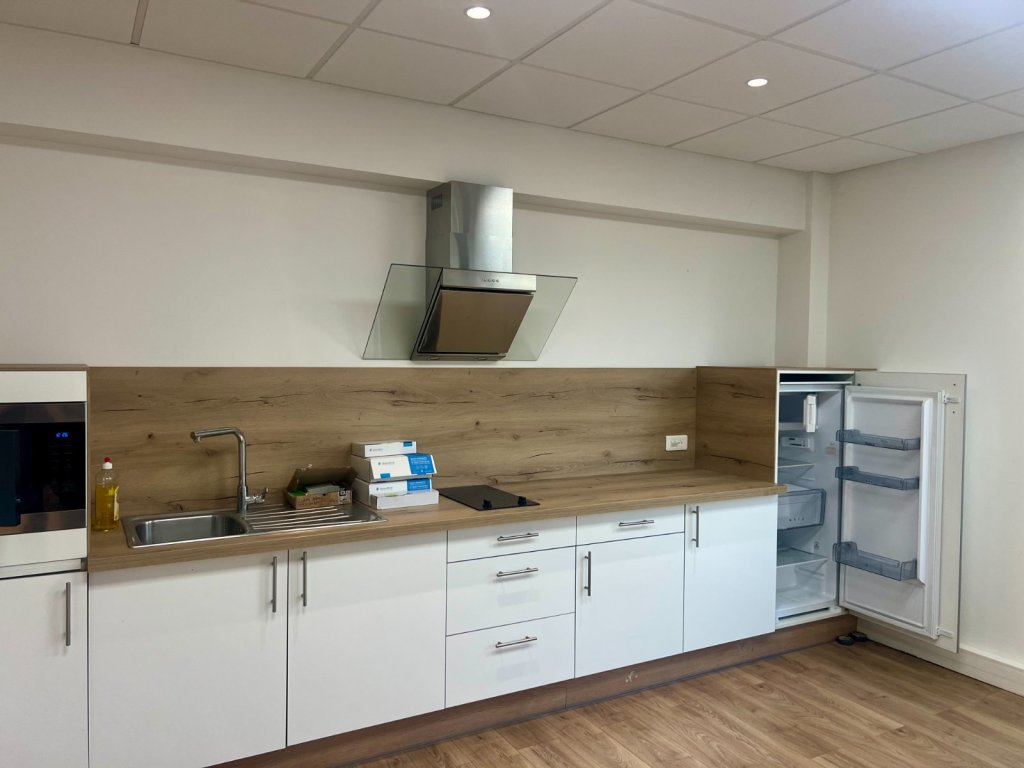 LOCAUX MIXE BUREAUX/ACTIVITE A VENDRE - BRON - 295 m2 divisibles  partir de 295 m2 - Prix : nous consulter