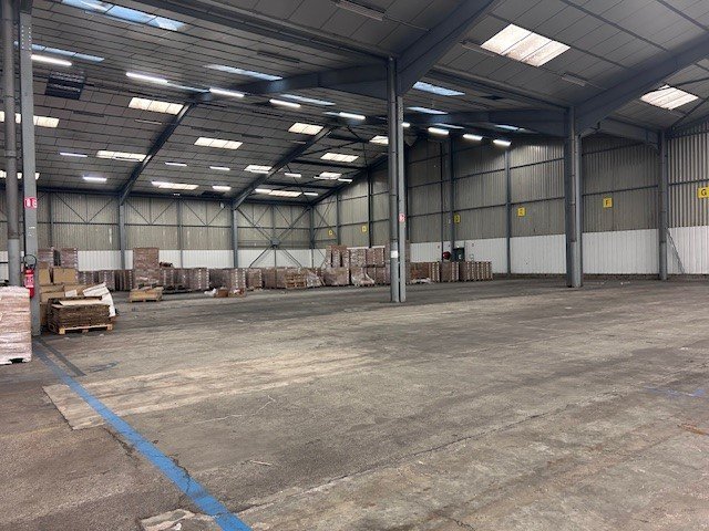 LOCAL INDUSTRIEL A LOUER - AUTUN - 2000 m2 divisibles � partir de 1000 m2 - 6�000�&euro; HC et HT par mois