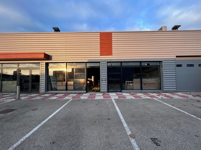 LOCAL COMMERCIAL A LOUER - CHATENOY EN BRESSE - 75 m2 - 812,50�&euro; HC et HT par mois