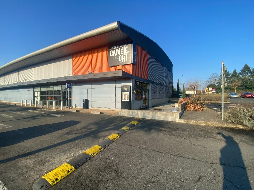 CELLULE COMMERCIALE A LOUER - MACON - 400 m2 - 4583,33€ HC et HT par mois