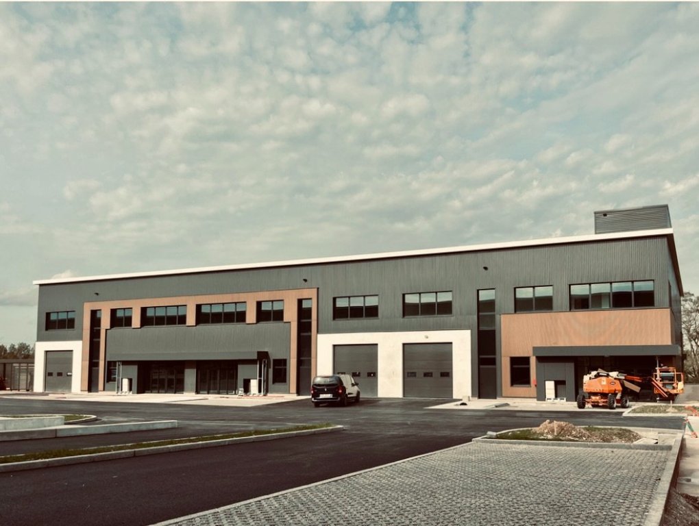 LOCAL D ACTIVITE A LOUER - ST PRIEST - 903 m2 divisibles  partir de 490 m2 - 8666,67€ HC et HT par mois