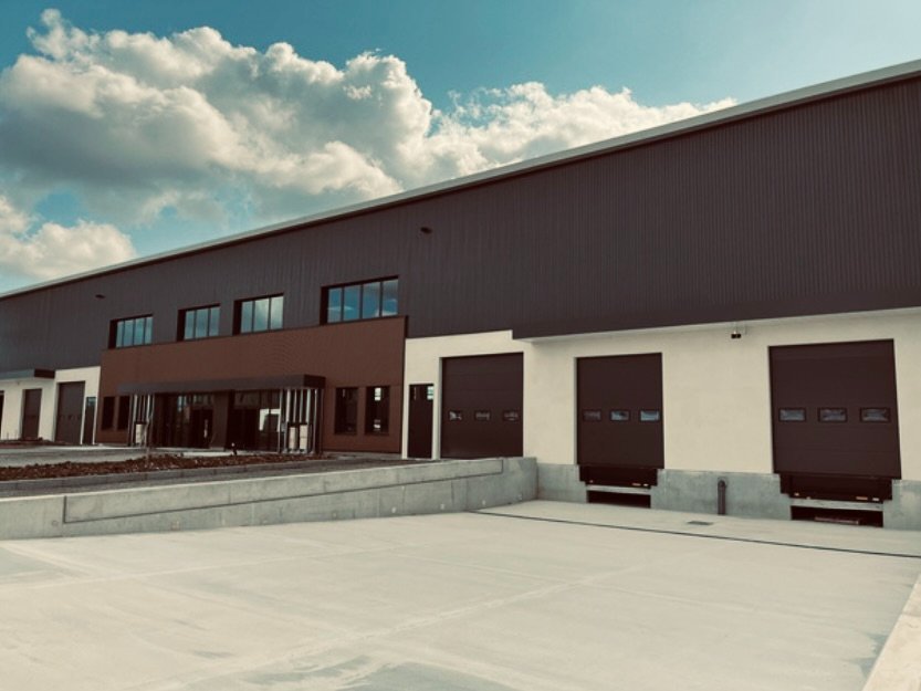 LOCAL D ACTIVITE A LOUER - ST PRIEST - 1892 m2 divisibles  partir de 1235 m2 - 17166,67€ HC et HT par mois