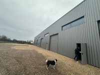 LOCAL DE STOCKAGE A LOUER - IZIER - 150 m2 - 850 &euro; HC par mois